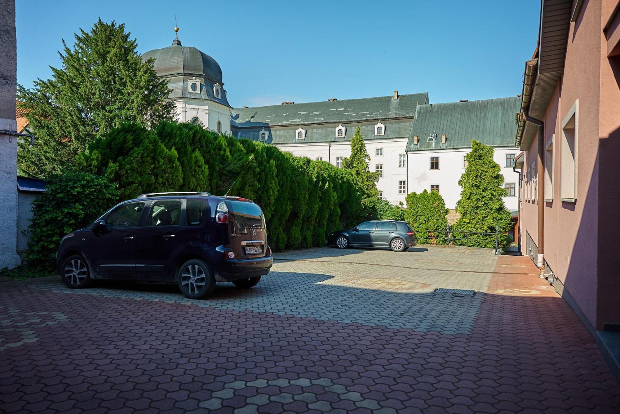 Dependance Patriot Trnava Hotell Exteriör bild