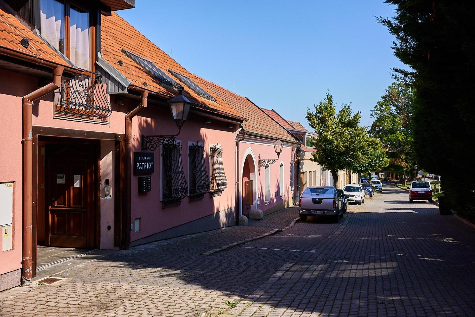 Dependance Patriot Trnava Hotell Exteriör bild